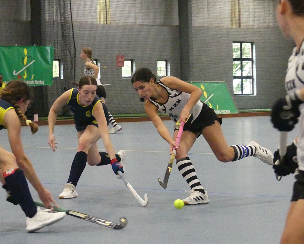KZN Coastal A captain Nicola Forbes lays off a pass in a thrilling 3-3 draw against Southern Gauteng on day two of the SASHOC Girls' u18 Indoor IPT. Photo: Brad Morgan.